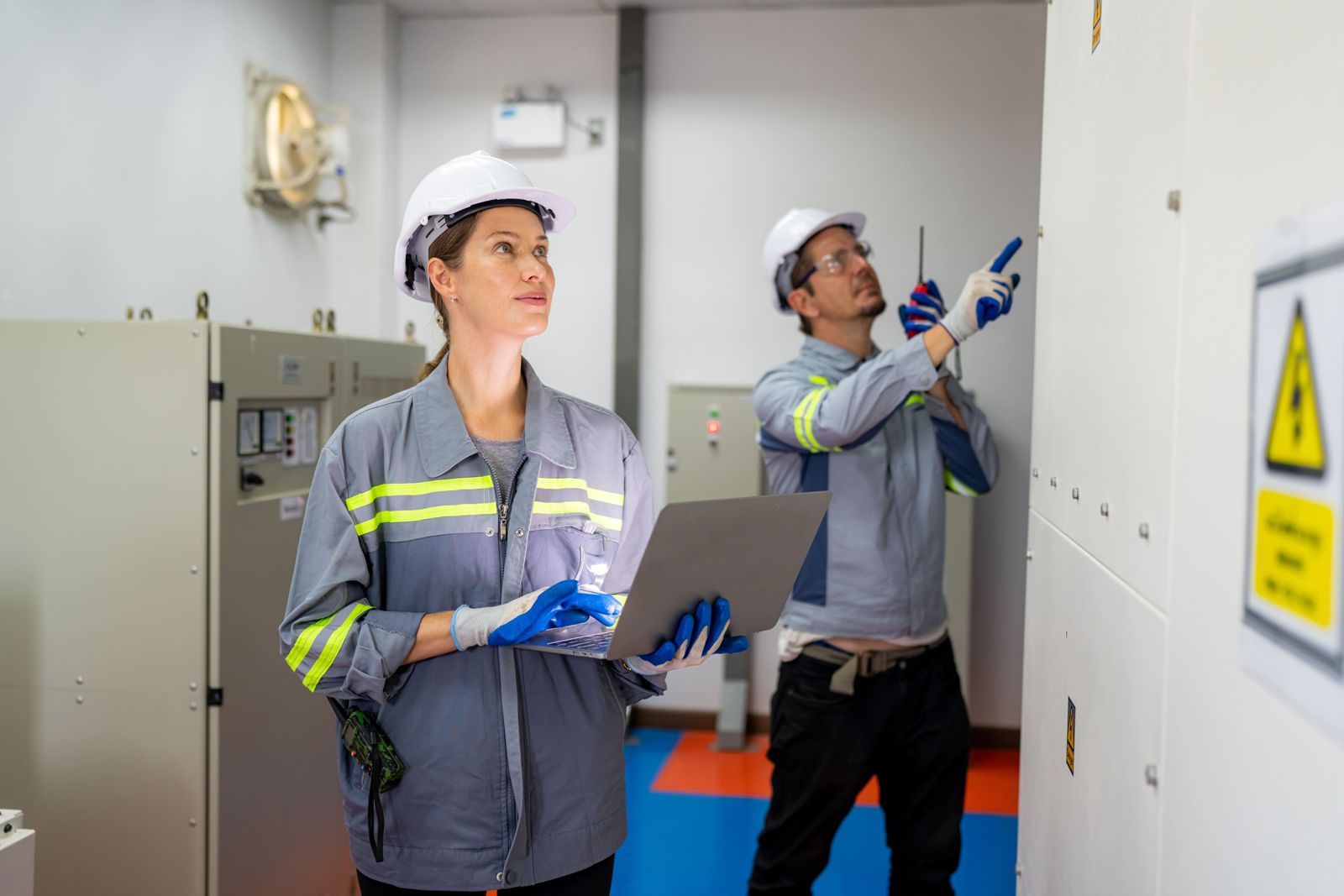 Mujer y hombre trabajadores de mantenimiento inspeccionando